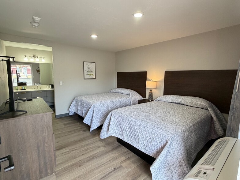 More Photos Of 10603 US Highway 59, Grove Hotel For Sale