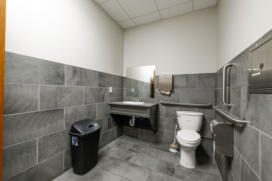 More Photos Of 5460 Main St, Del City Flex For Lease