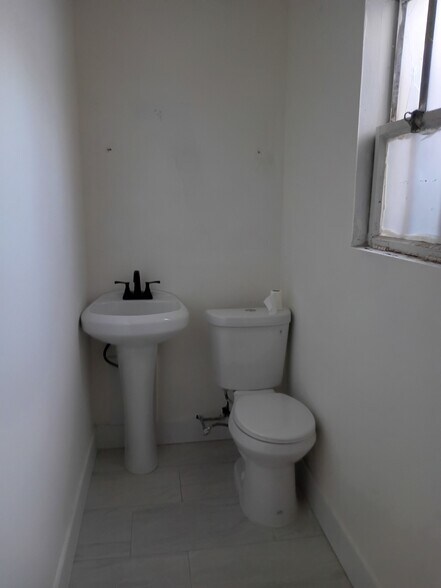 More Photos Of 2087-2095 Wantagh Ave, Wantagh Storefront For Lease