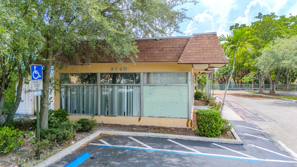More Photos Of 3740 W Broward Blvd, Fort Lauderdale General Retail For Sale