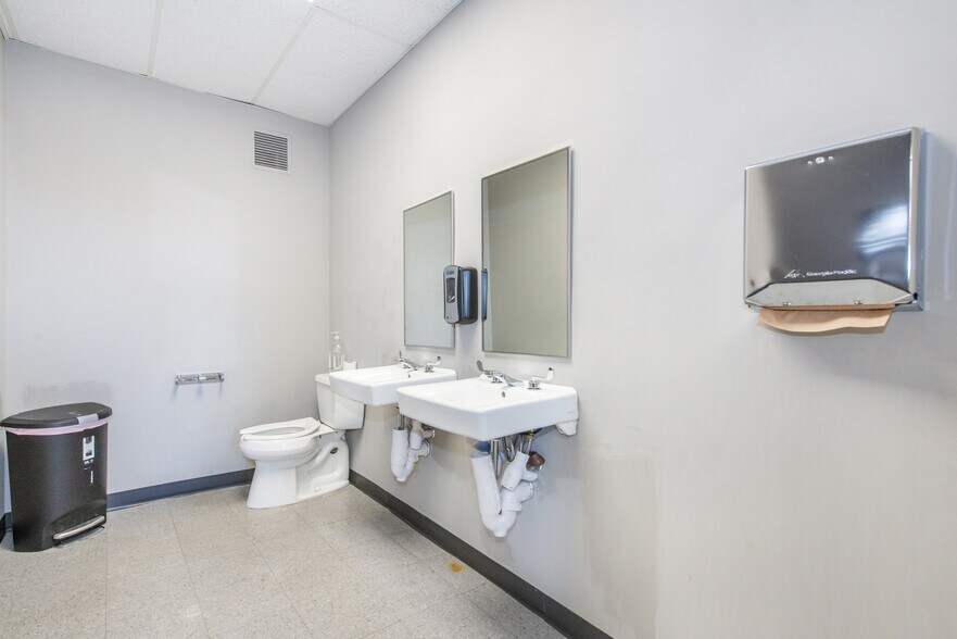 More Photos Of 310 Paterson Plank Rd, Carlstadt Manufacturing For Lease