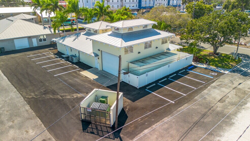 More Photos Of 525 8th St W, Bradenton Office For Sale