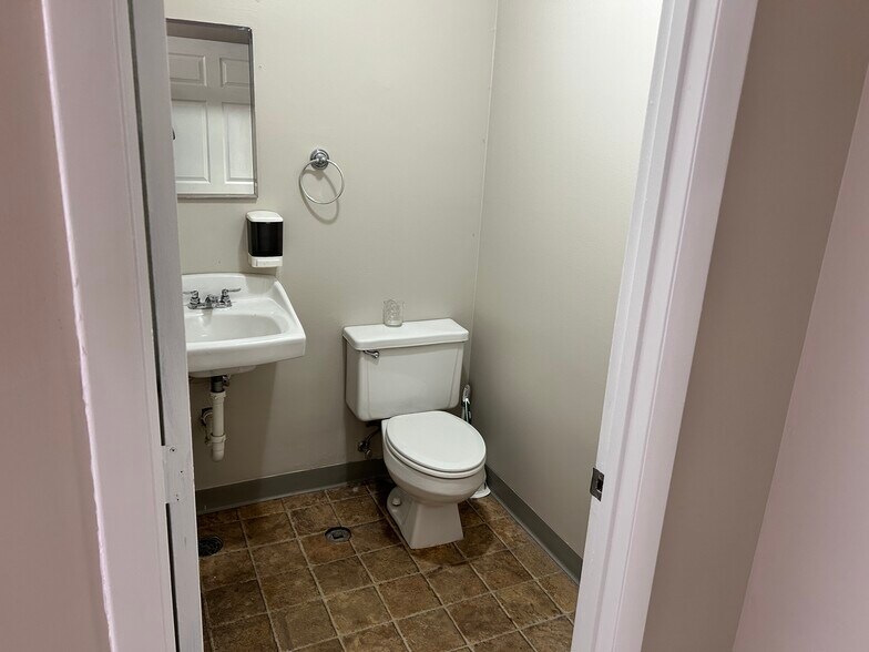 More Photos Of 526-540 Enterprise Dr, Erlanger Light Manufacturing For Lease