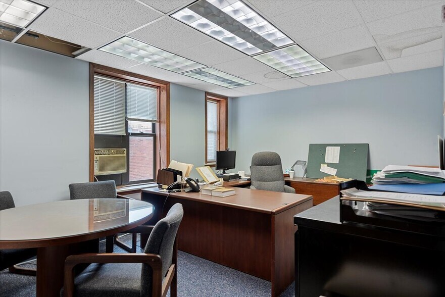 More Photos Of 615 S 2nd St, Springfield Office For Sale