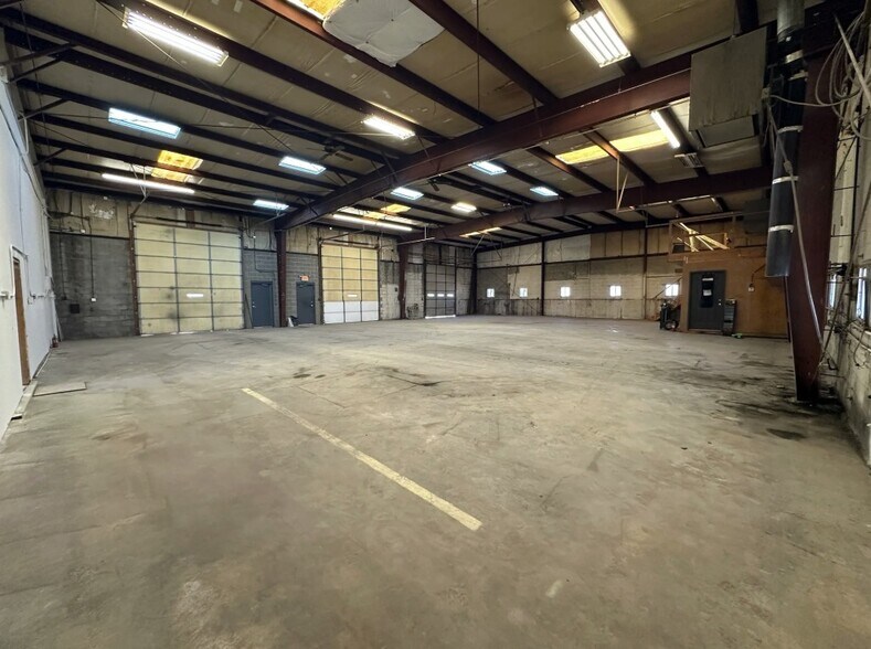 More Photos Of 9735 Gravois Rd, Affton Warehouse For Lease