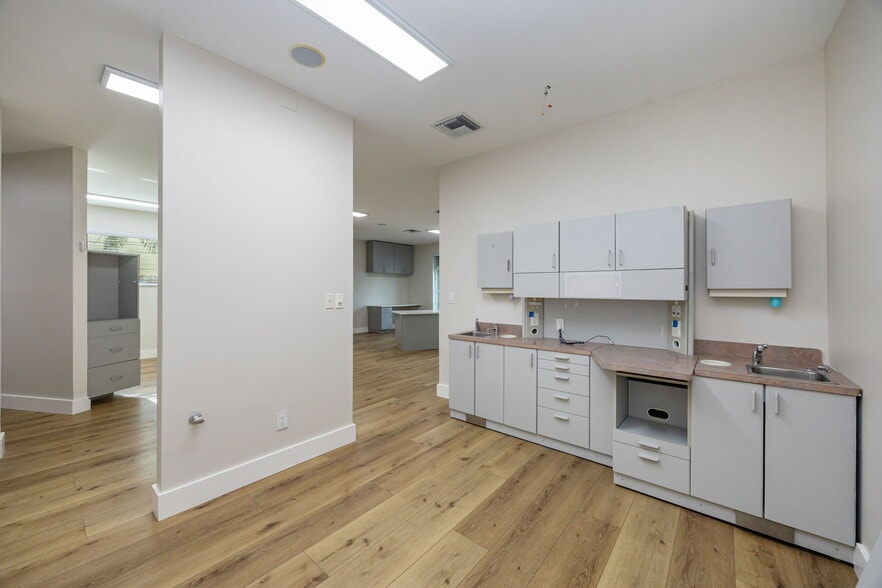 More Photos Of 871 106th Ave N, Naples Medical For Sale