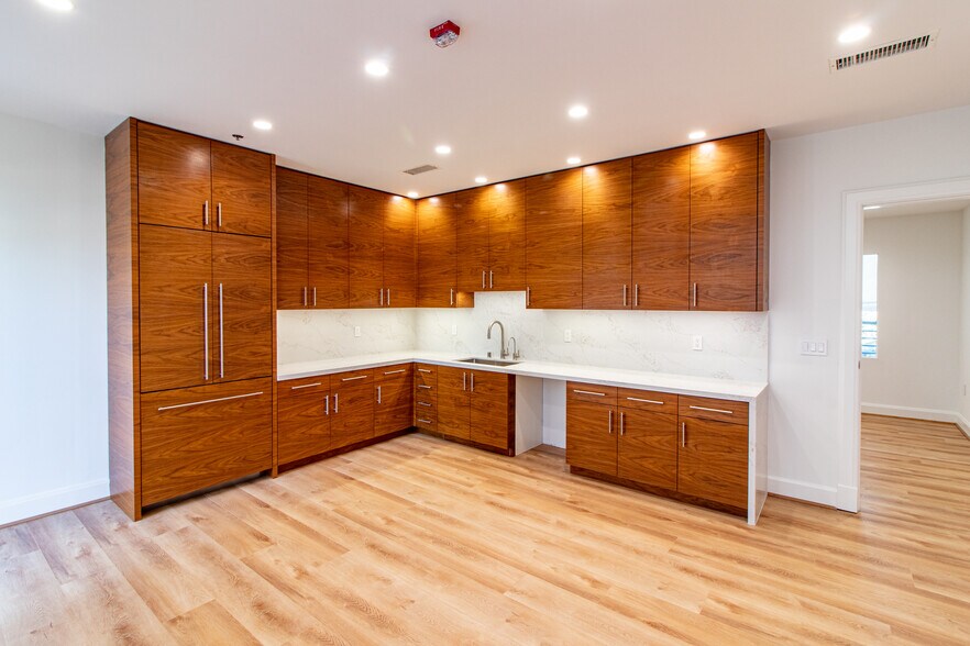 More Photos Of 1901 Main St, Santa Monica Office For Sale