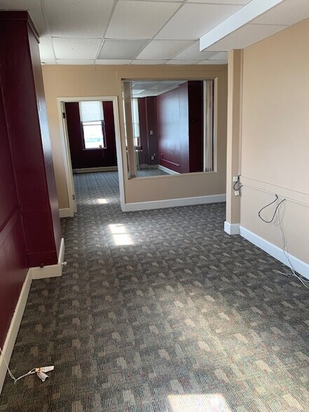 More Photos Of 103 E State St, Mason City Office For Lease