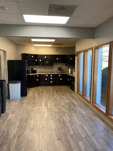 More Photos Of 3225 W Truman Blvd, Jefferson City Office For Lease