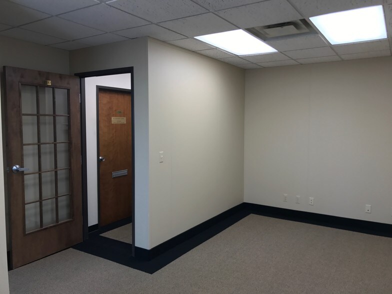 More Photos Of 2820 W Maple Rd, Troy Office For Sale