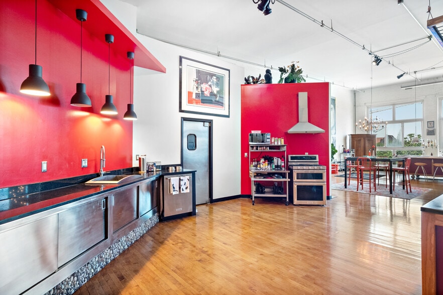 More Photos Of 2007-2009 Locust St, Saint Louis Storefront Retail Residential For Lease