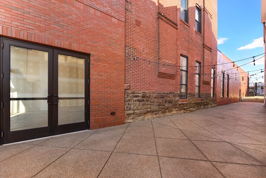 More Photos Of 208-210 N Highland Ave, Pittsburgh Restaurant For Lease