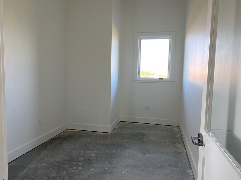 More Photos Of 330 Wonder World Dr, San Marcos Loft Creative Space For Sale