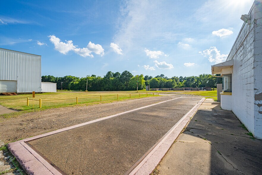 More Photos Of 220 Progress Blvd, Longview Warehouse For Sale