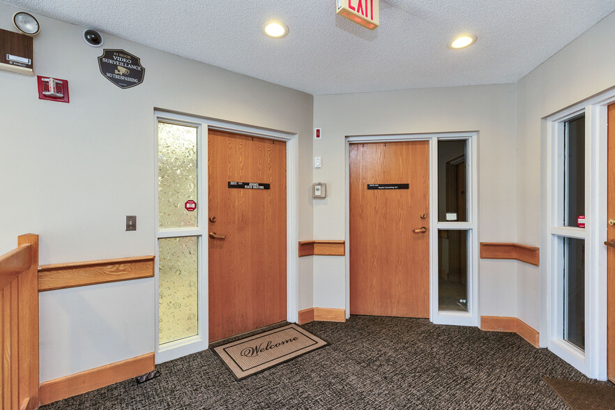 More Photos Of 254 N Broadway, Salem Storefront Retail Office For Sale