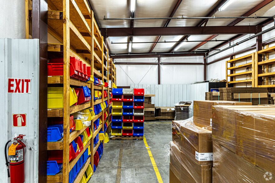 More Photos Of 422 Seneca St, Leavenworth Flex For Sale