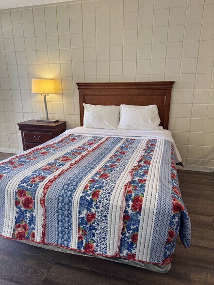 More Photos Of 645 W Lafayette St, Rushville Hotel For Sale