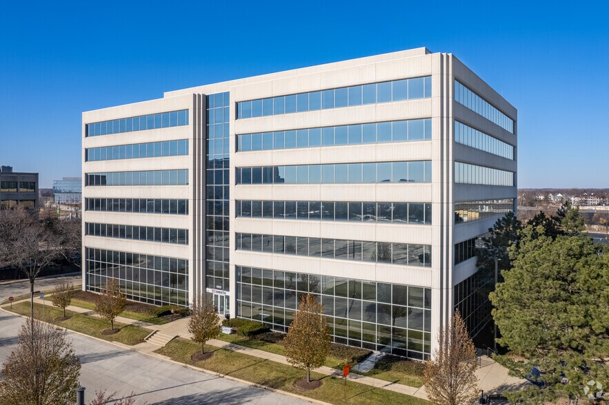 More Photos Of 1933 N Meacham Rd, Schaumburg Office For Lease