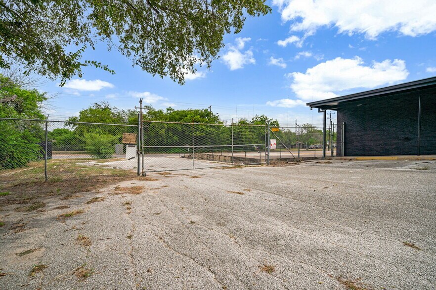 More Photos Of 7503 Harlow Dr, San Antonio Freestanding For Lease