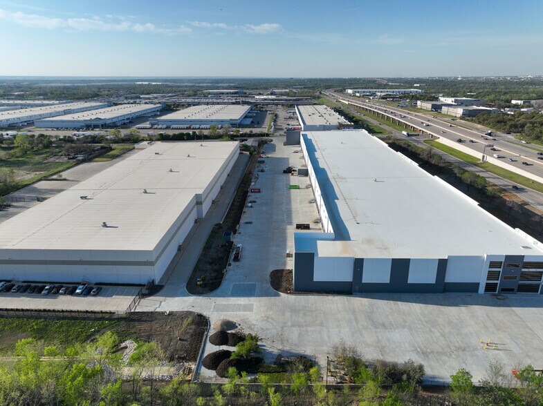 More Photos Of 902 W Shady Grove Rd, Grand Prairie Distribution For Lease