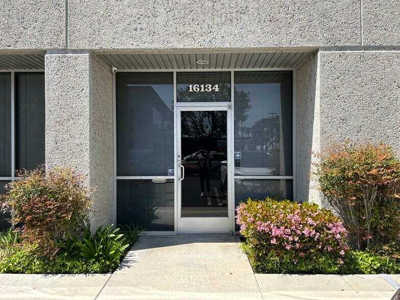 More Photos Of 16126-16136 Sherman Way, Van Nuys Unknown For Lease