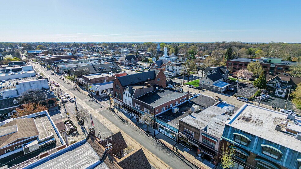 More Photos Of 10 W State St, Media Storefront For Lease