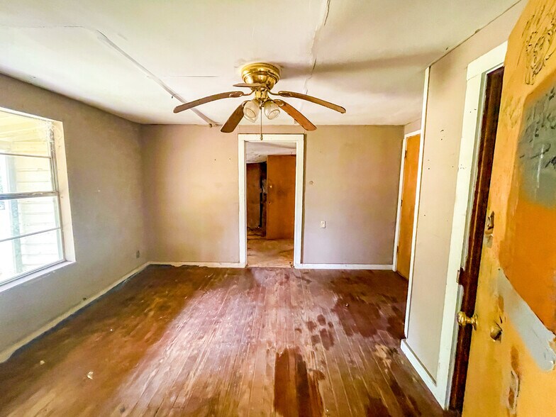 More Photos Of 2305 N Main St, Vidor Flex For Sale