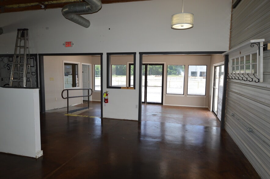 More Photos Of 215 Shannon Rd E, Sulphur Springs Freestanding For Sale