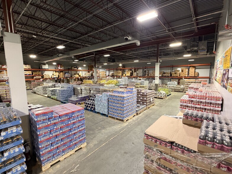 More Photos Of 6240 Abbott Dr, Omaha Distribution For Lease