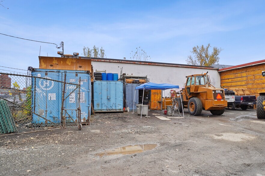 More Photos Of 290 Rue Quinlan, Montréal Service For Sale