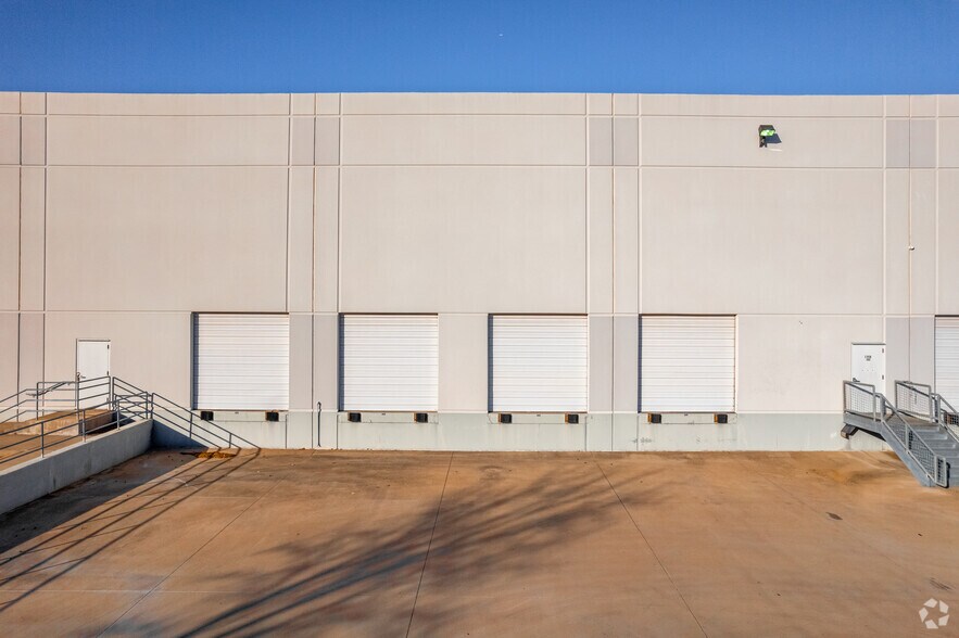 More Photos Of 5015 Catron Dr, Dallas Warehouse For Lease