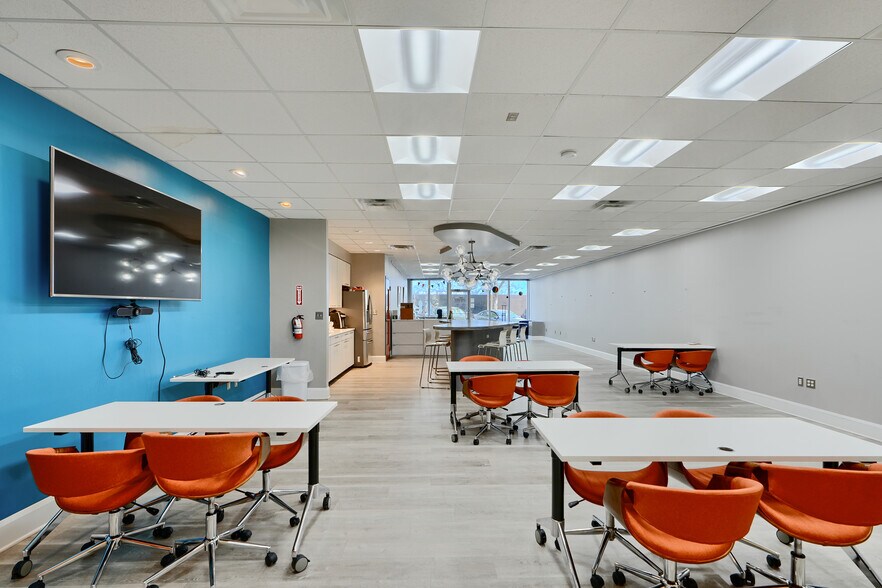 More Photos Of 11 Center Pl, Dundalk Office For Sale