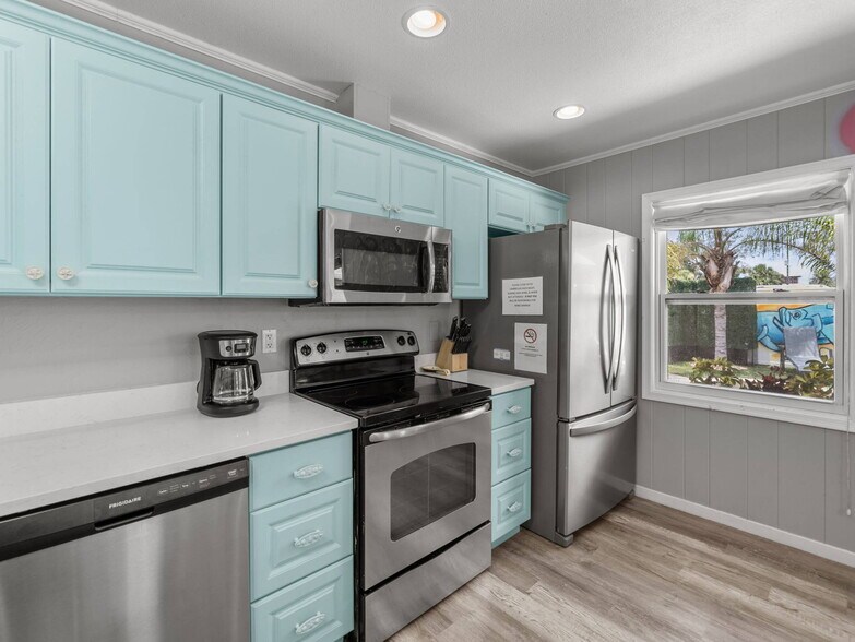 More Photos Of 6550 Sabal Dr, Sarasota Apartments For Sale