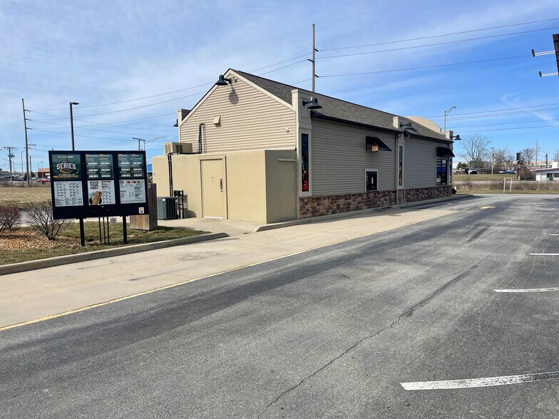 More Photos Of 1903 W Coliseum Blvd, Fort Wayne Restaurant For Lease