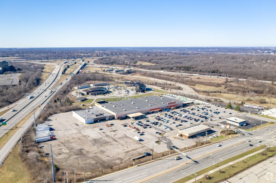 More Photos Of 4701-4707 E Bannister Rd, Kansas City Freestanding For Lease