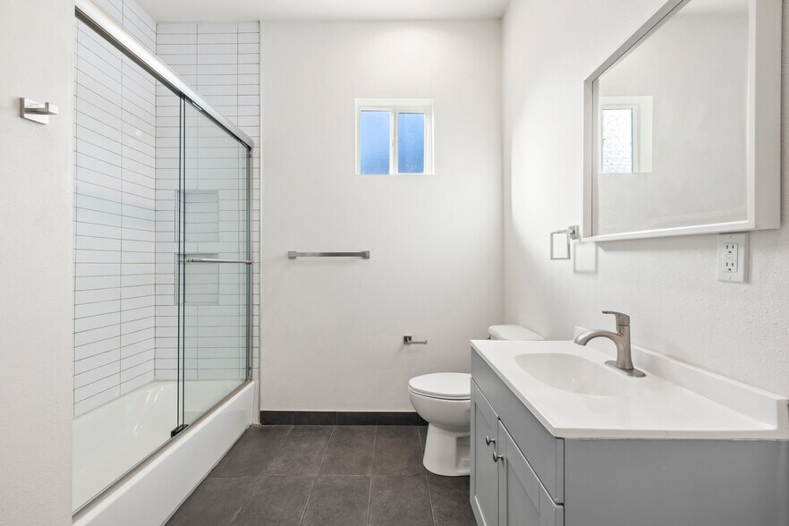 More Photos Of 1038 E 53rd St, Los Angeles Apartments For Sale