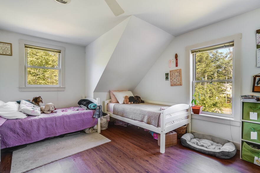 More Photos Of 3 Elm Hill Rd, Peterborough Freestanding For Sale