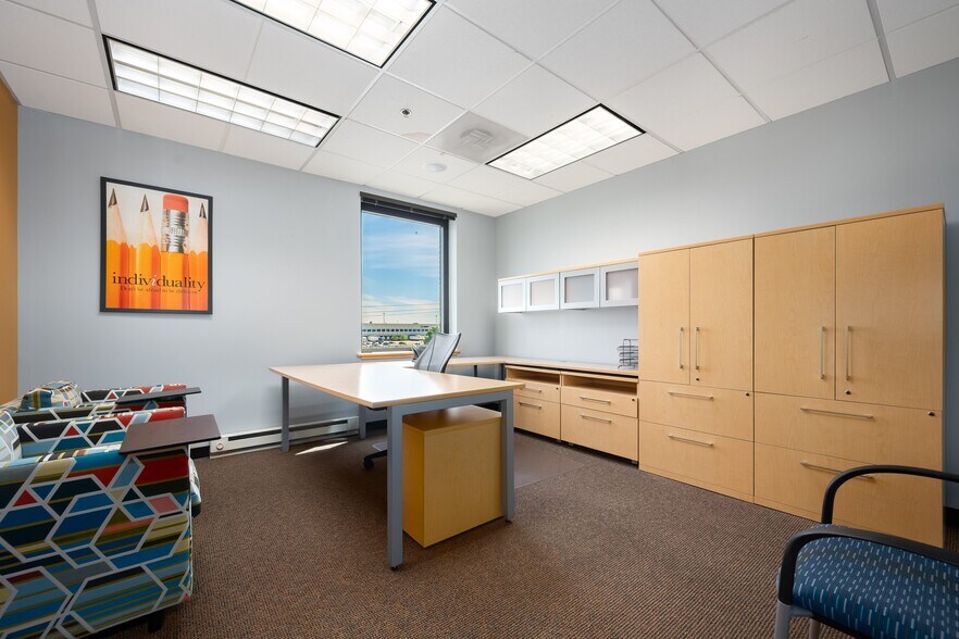 More Photos Of 10700 W Higgins Rd, Rosemont Office For Sale