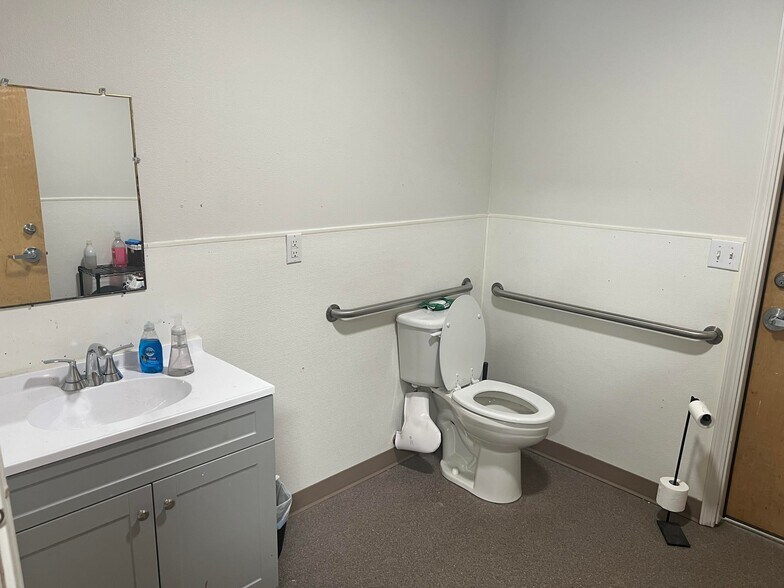 More Photos Of 716 W Cedar St, Eureka Warehouse For Lease