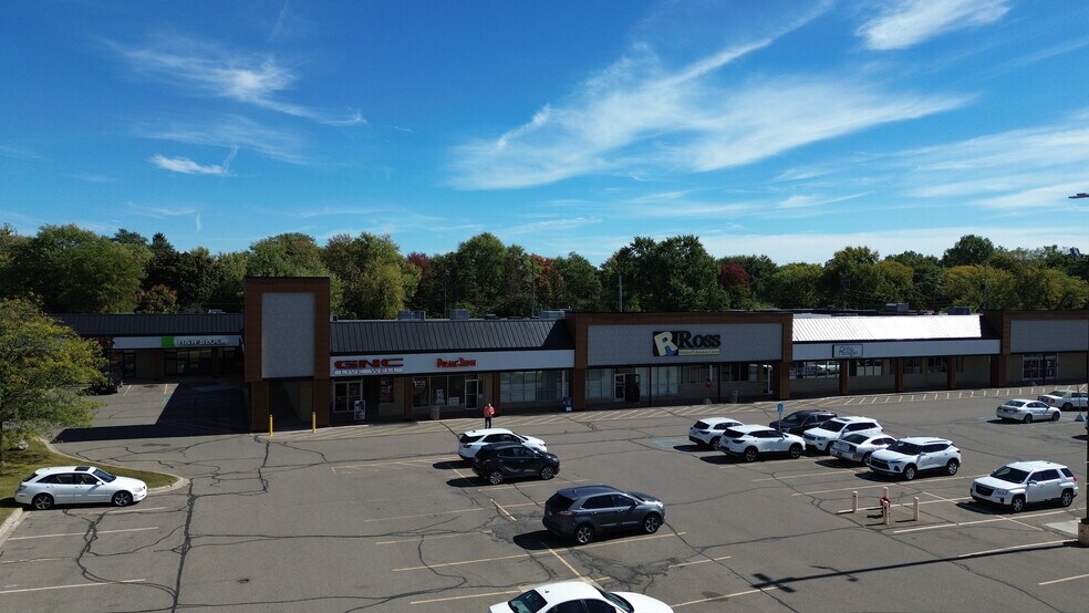 More Photos Of 727-817 N State Rd, Davison Unknown For Lease
