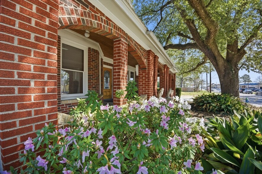 More Photos Of 717 E 1st St, Humble Office Residential For Sale
