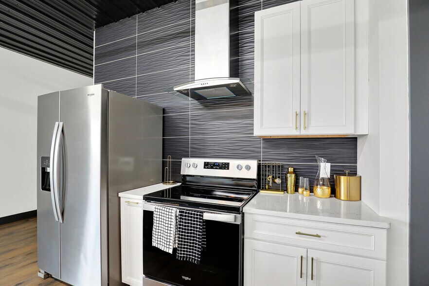 More Photos Of 17725 Motor District Cir, Carmel Showroom For Sale