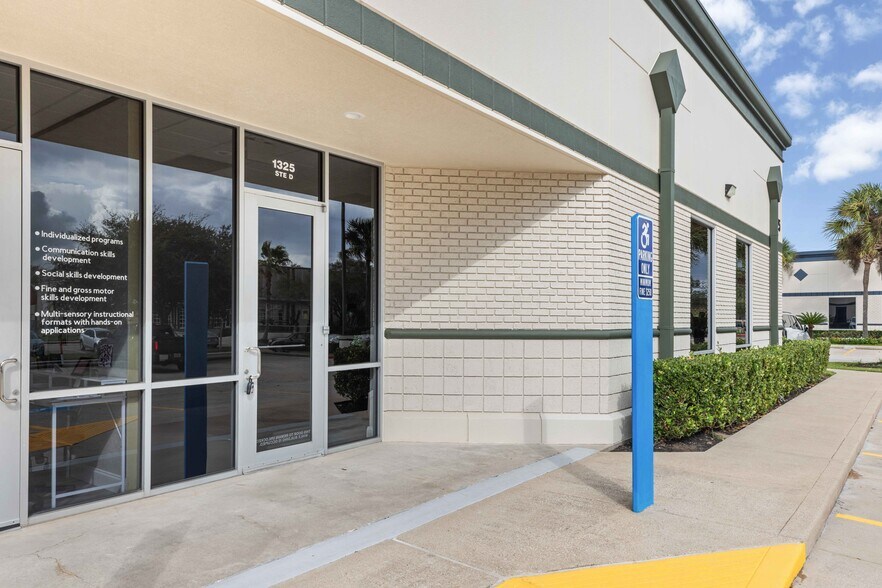 More Photos Of 1325 Space Park Dr, Houston Medical For Lease