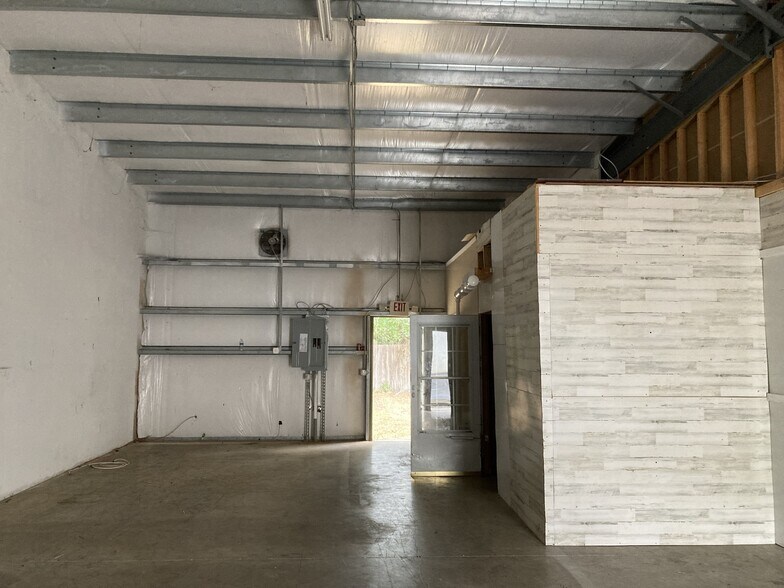More Photos Of 617 S US 301, Sumterville Warehouse For Lease