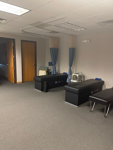 More Photos Of 301 S County Farm Rd, Wheaton Medical For Lease