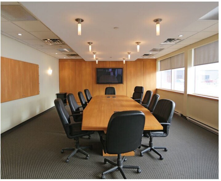 More Photos Of 9260-9300 Blvd Henri Bourassa W, Montréal Flex For Lease