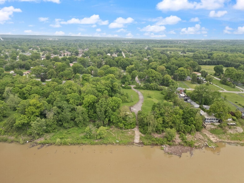 More Photos Of 2000 Utica Pike, Jeffersonville Marina For Sale