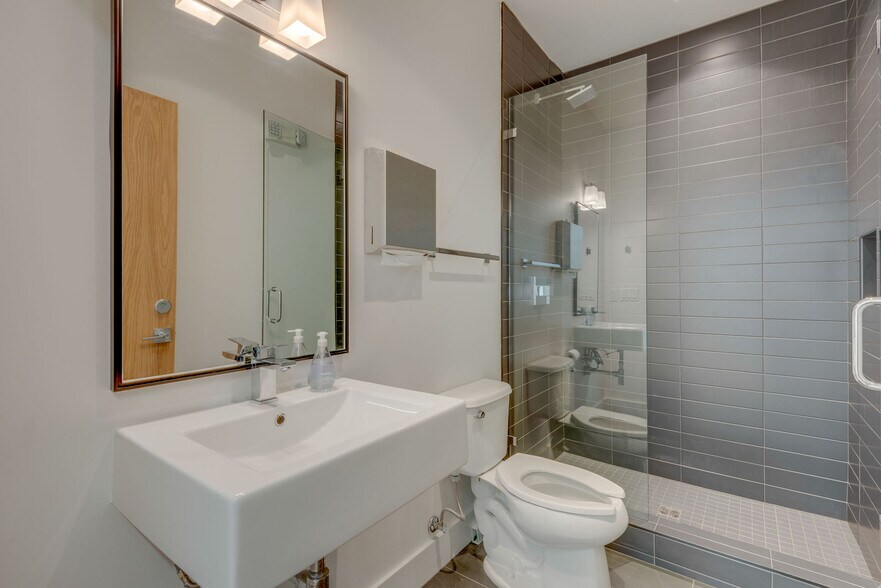 More Photos Of 407 Humphreys St, Nashville Office For Lease