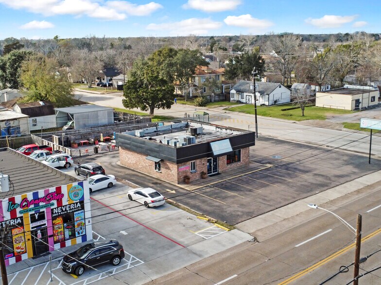More Photos Of 2007 N Main St, Baytown General Retail For Sale