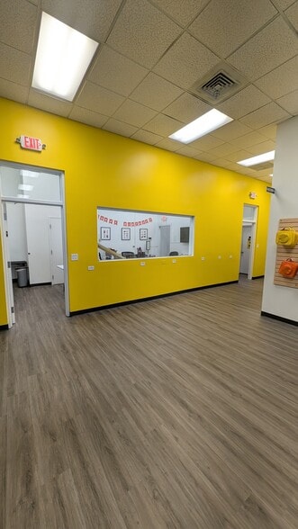 More Photos Of 2775 Tyrone Blvd N, Saint Petersburg General Retail For Lease